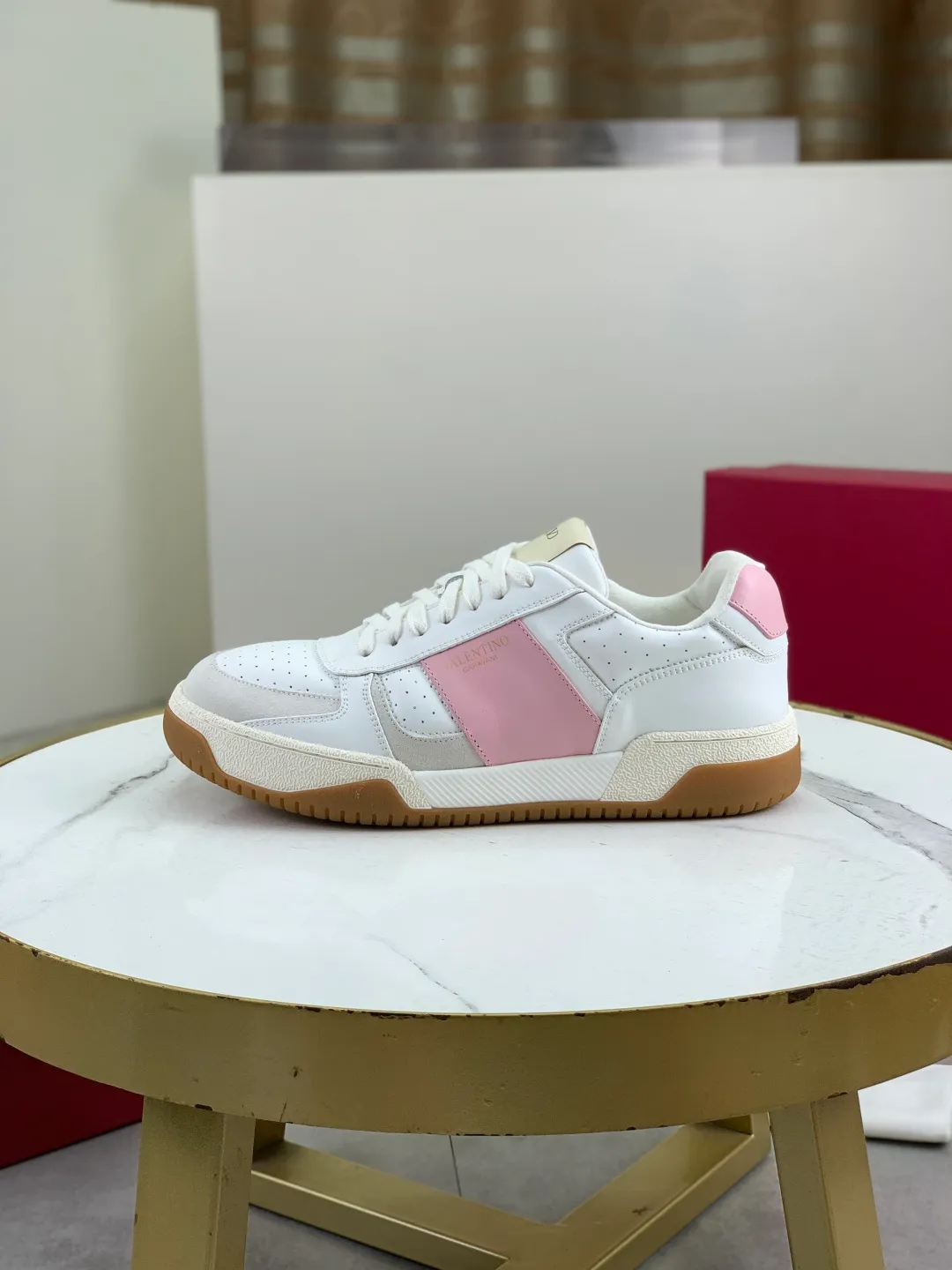 Men's men's shoes 💰P660 new top version of Valentino couple's bread shoes! Valentino Joie de Jouer series Velcro thick sole bread shoes couple style casual sports shoes white shoes original purchase development and production Joie de Jouer series simple style without losing style. The pure white base is paired with fresh green and soft beige, and the unique Velcro design highlights your personality. Every detail tells fashion and quality, wear it, take a confident step, and start the trend journey ✔️Fabric: Original customized imported first-layer cowhide ✔️Inner lining: Original customized soft sheepskin lining ✔️Outsole: Original molded non-slip TPU material ✔️Sole thickness: 3.5CM ✔️Size: Women's 35-41 Men's 38-46 (38. Male, 41 female, 46 non-refundable